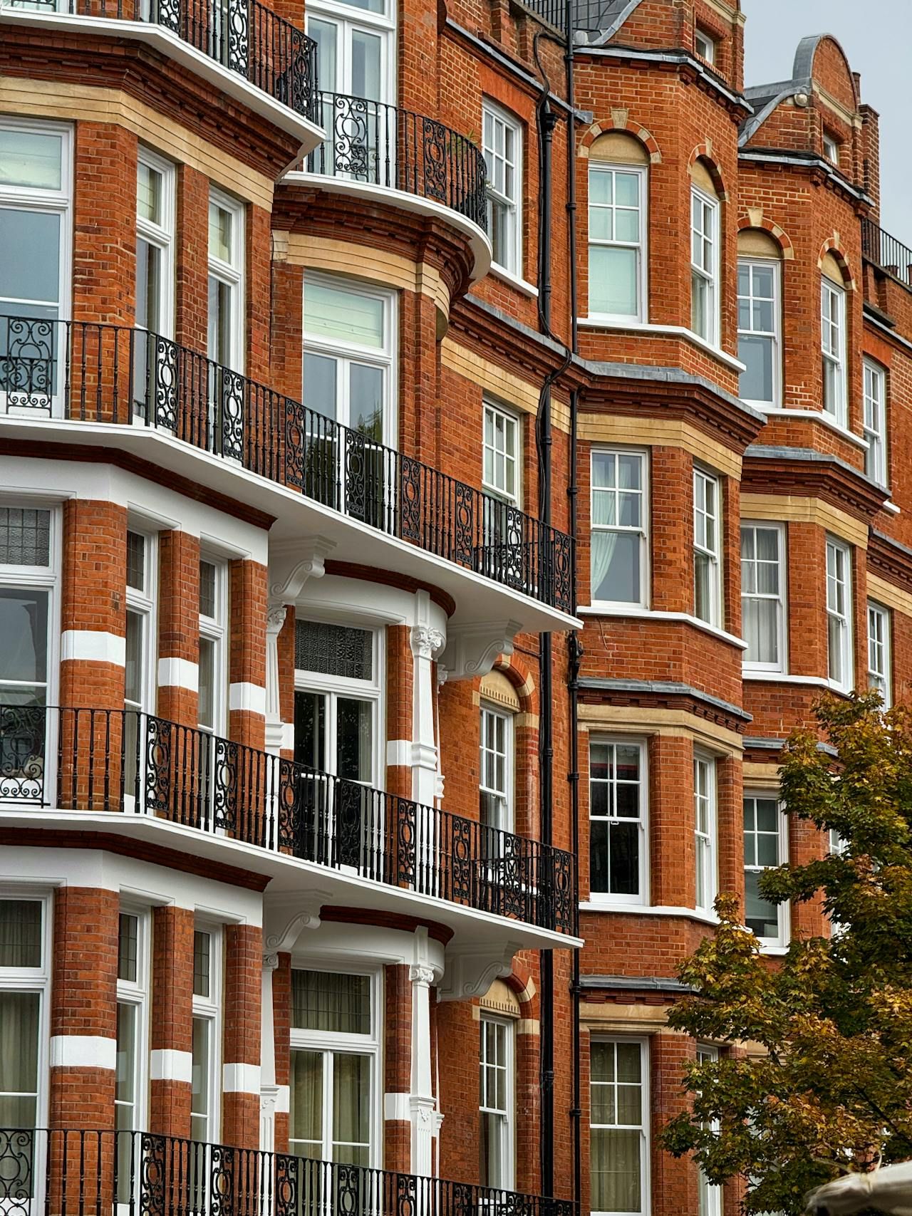 red_brick_buildings_in_kensington.jpg